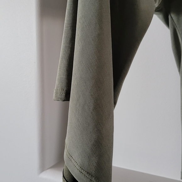 Design Lab bell-sleeved top. Size M. Green. - Picture 3 of 5